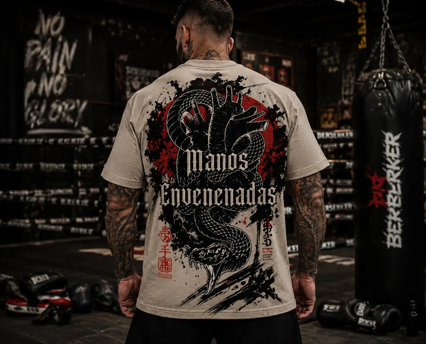 Camiseta Manos Envenenadas en el gimnasio