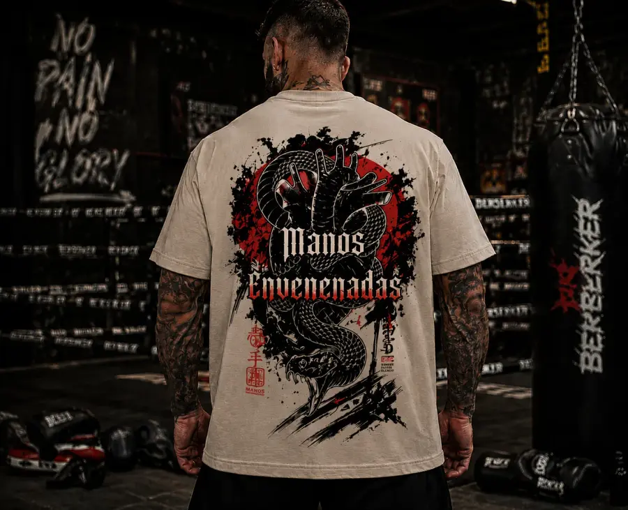 Modelo con la camiseta Manos Envenenadas