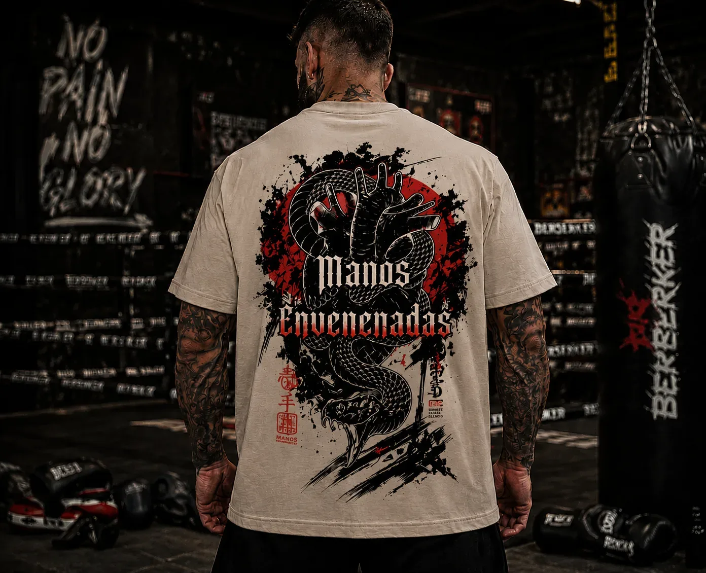 Modelo con la camiseta Manos Envenenadas